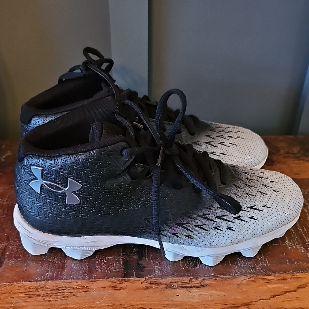 Under Armour Black and Gray Cleats Shoes Size 7.5
